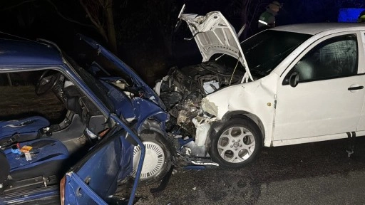 Eskişehir’de iki otomobil kafa kafaya çarpıştı! 1’i ağır 9 yaralı