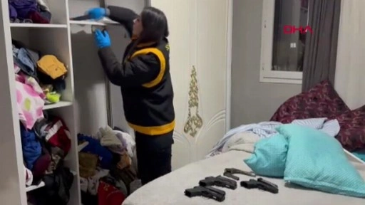 Evdeki valizden ve gardıroptan 21 ruhsatsız tabanca çıktı