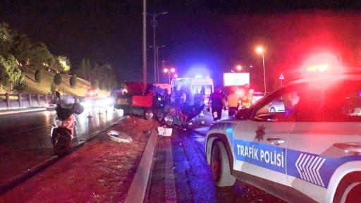 Eyüpsultan'da aydınlatma direğine çarpan otomobilin sürücüsü hayatını kaybetti
