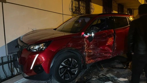 Eyüpsultan'da yokuş aşağı inen otomobil park halindeki 8 araca çarptı