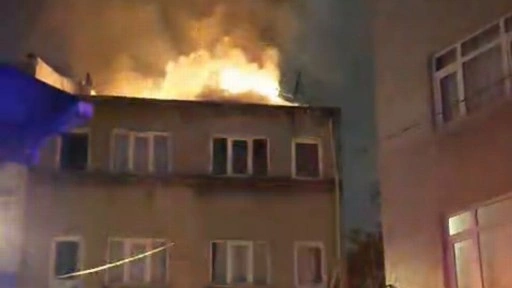 Fatih'te 3 katlı binanın çatısı alev alev yandı