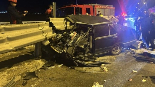 Feci kaza! Otomobil bariyerlere saplandı