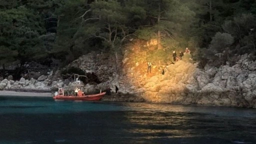 Fethiye’de kayalık kesimde mahsur kalan 21 kaçak göçmen kurtarıldı