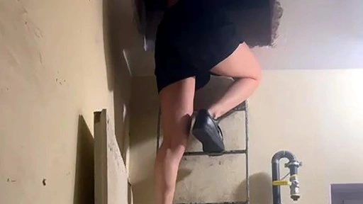 Fuhuş operasyonunda polisi görünce çatı katına saklandılar