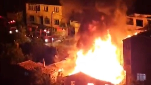 Gaziosmanpaşa'da 4 gecekondu alevlere teslim oldu