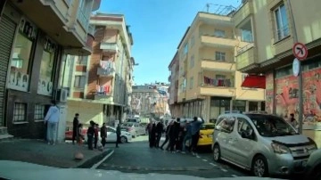 Gaziosmanpaşa’da yol verme tartışmasında ortalık karıştı! Taksinin camını yumruk atarak böyle kırdı
