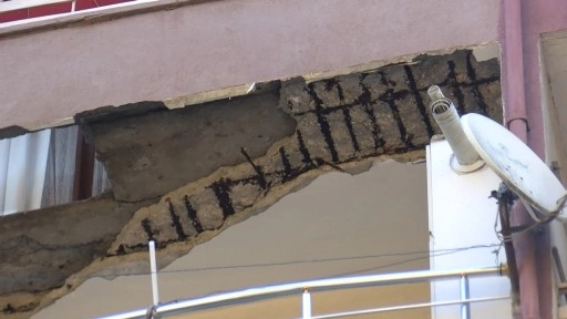 Güngören'de balkonu çöken bina tahliye edildi