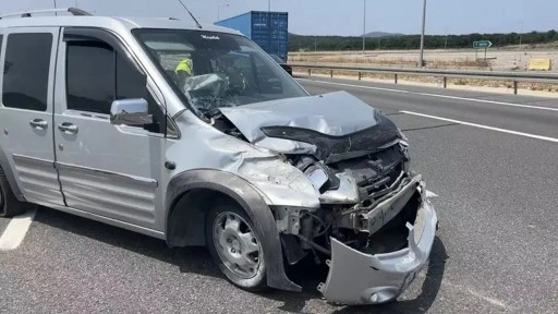Hafif ticari araç bariyere çarptı! 3 yaralı
