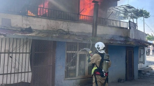 Hatay'da 3 katlı bina yandı; 4 kişi dumandan etkilendi