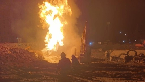 Hatay’da alt yapı çalışmasında hasar gören doğalgaz borusu alev aldı: 2 yaralı