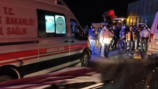 Hatay'da işçileri taşıyan servis minibüsü traktörün römorkuna çarptı: 14 yaralı
