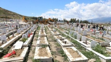 Hatay'daki yağışta depremzedelerin mezarları zarar gördü