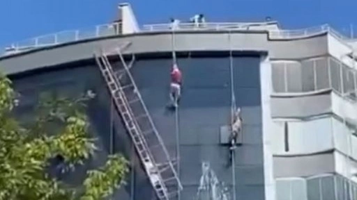 İki işçinin üzerinde çalıştığı iskelenin asma halatı koptu