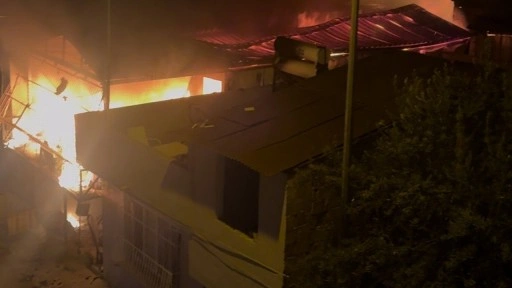 İki katlı prefabrik ev, yangında küle döndü