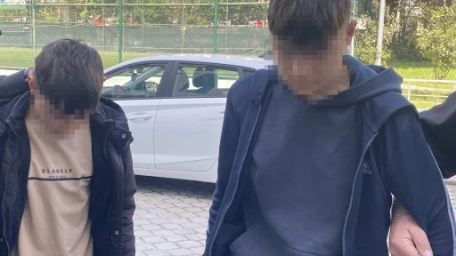 İki küçük çocuk, husumetlilerin evine tüfekle ateş açtı!