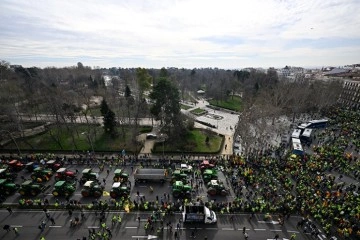 İspanyol çiftçiler, Madrid'de traktörleriyle yolları kapattı