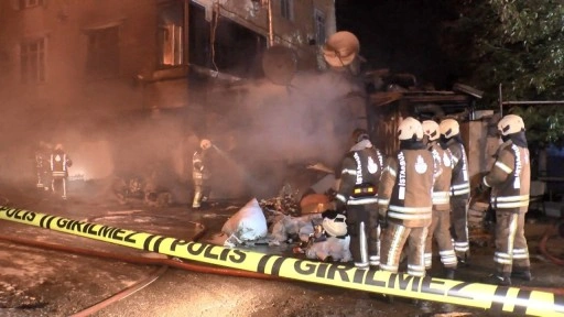 İstanbul Avcılar'da, çorap atölyesi alev alev yandı