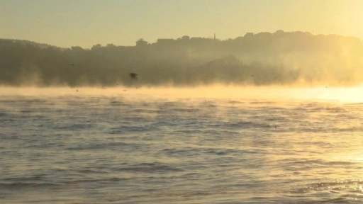 İstanbul Boğazı'nda denizden buhar y&uuml;kseldi