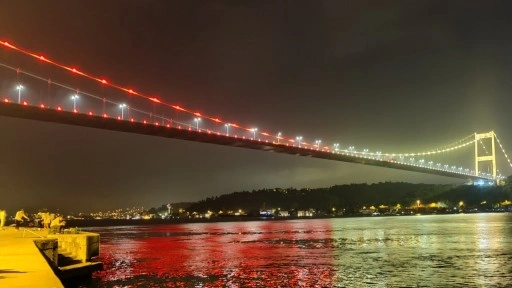 İstanbul'da köprüler şampiyon Galatasaray’ın renkleriyle ışıklandırıldı