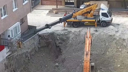 İstanbul'da temel kazısı sırasında bina girişi çöktü