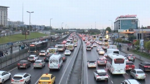 İstanbul'da yağışın etkisi ile trafik yoğunluğu oluştu