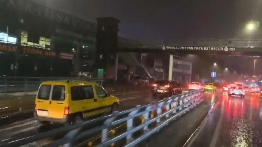 İstanbul'da yağışın etkisiyle trafik yoğunluğu oluştu