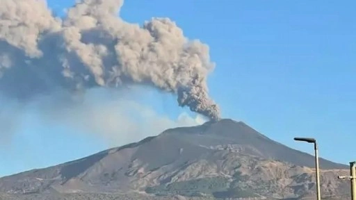 İtalya'da Etna Yanardağı kül ve lav püskürttü