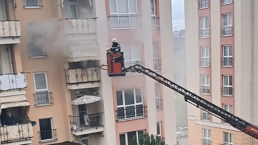 İtfaiye eri kendi hava maskesini, yangında mahsur kalan kişiye vererek kurtardı