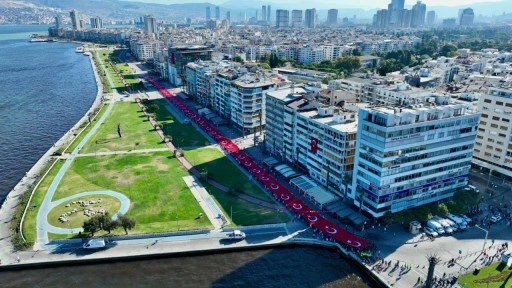 İzmir'de 350 metrelik Türk bayrağı ile 'Zafer Yürüyüşü'