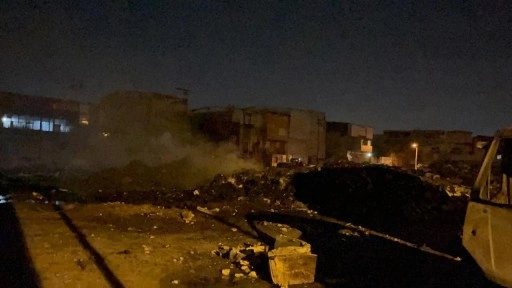 İzmir’de atık yığını alev aldı; bir kamyonet kullanılamaz hale geldi