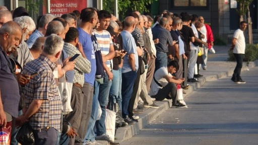 İzmir'de grev! Otobüs duraklarında yoğunluk oluştu