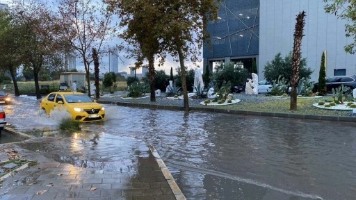 İzmir'de sağanak yağış etkili oldu