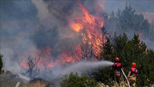 İzmir’in Buca ilçesindeki orman yangınına müdahale ediliyor