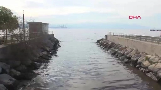 İzmir Körfezi'nde kötü koku sürüyor; denizin rengi kahverengiye döndü