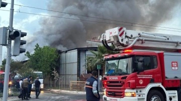 İzmir'de, kaplama fabrikasındaki yangın plastik fabrikasına da sıçradı