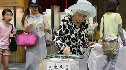 Japonya'da halk sandık başında