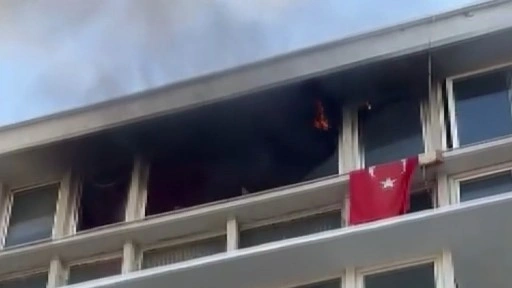 Kadıköy'de 4 katlı binada çıkan yangın söndürüldü