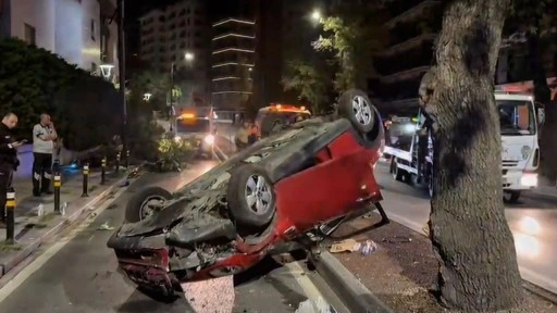 Kadıköy’de ağaca çarpan lüks otomobil takla attı! 2 yaralı