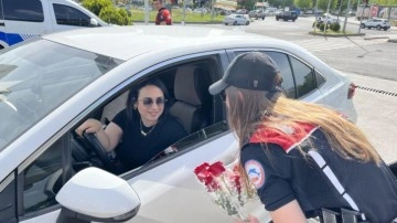 Kadın polislerden Anneler Günü kutlaması
