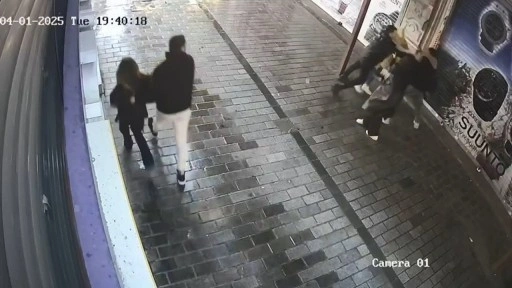 Kadının darp edildiğini gören bekçi şüpheliyi bacağından silahla vurdu