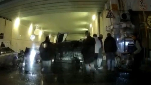 Kağıthane’de otomobilin refüje çarparak devrildiği anlar kamerada