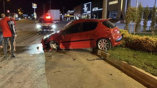 Kaldırıma çarptıktan sonra devrilen otomobilin sürücü yaralandı