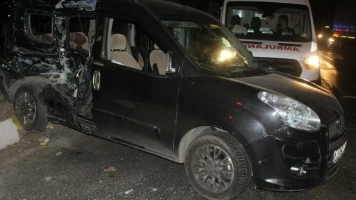 Kamyon ile hafif ticari araç çarpıştı! 1 ölü, 2'si ağır 8 yaralı