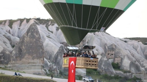 Kapadokya'da balonlar, 19 Mayıs'ta Türk bayrakları ve Atatürk posterleriyle havalandı