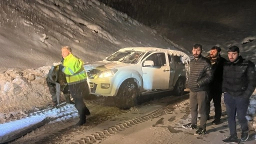 Kar ve tipi nedeniyle mahsur kalan 7 araç ve içindeki 30 kişi kurtarıldı