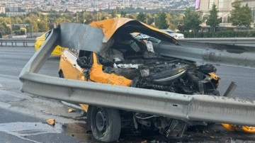 Kartal D-100 Karayolu'nda taksi bariyere saplandı