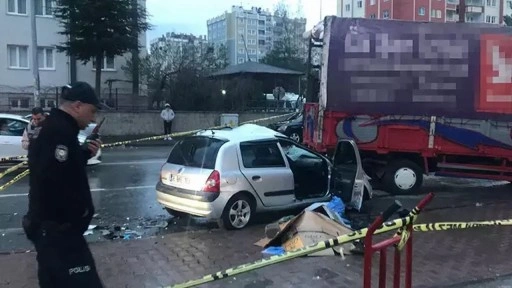 Kayseri'de, kamyona çarpan otomobildeki karı-kocayı ölüm ayırdı