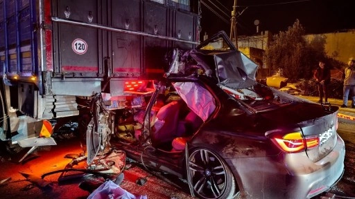 Kaza sonucu yolda duran kamyona otomobil çarptı; 1 ölü, 2 yaralı