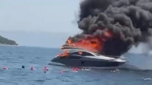 Kınalıada'da teknede yangın! 16 yolcu denize atlayarak kurtuldu