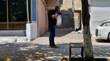 Kıraathane önünde, husumetlisi tarafından tabanca ile vuruldu